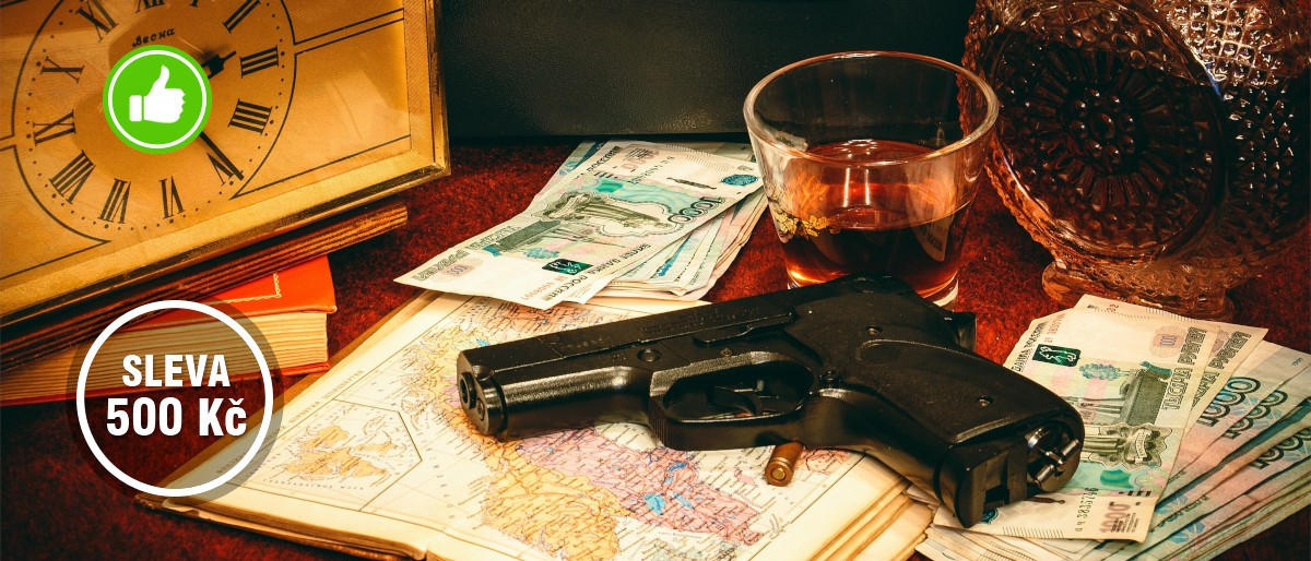 pistole a peníze na stole